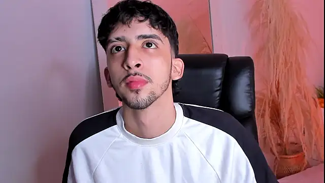 Snapshot of Alezzandro_ chatting on September 20, 8:43 pm Alezzandro online show from September 20, 8:43 pm