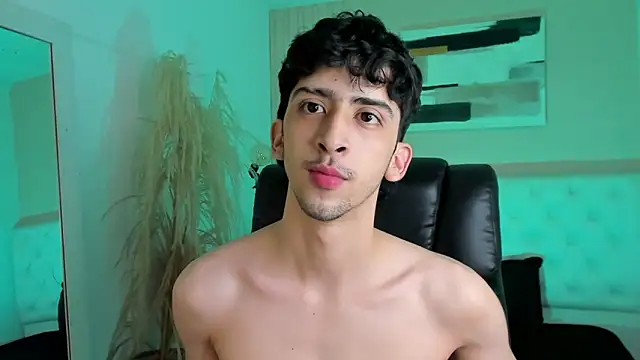 Snapshot of Alezzandro_ chatting on October 7, 8:39 pm Alezzandro online show from October 7, 8:39 pm