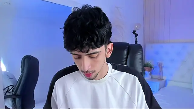 Snapshot of Alezzandro_ chatting on October 14, 9:04 pm Alezzandro online show from October 14, 9:04 pm