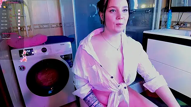 Snapshot of maya_suun chatting on March 12, 2:56 pm maya suun online show from March 12, 2:56 pm