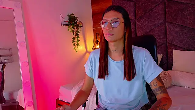 Snapshot of LauraaGomezz__ chatting on October 16, 7:37 pm LauraaGomezz online show from October 16, 7:37 pm