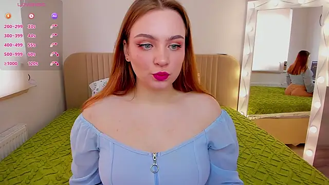 Snapshot of MiaM00N chatting on February 19, 8:12 am MiaM00N online show from February 19, 8:12 am