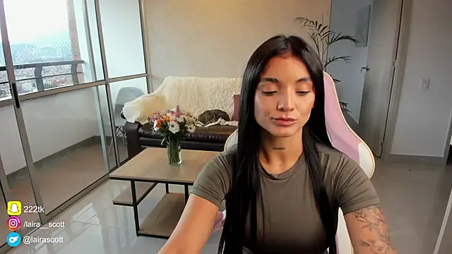 Snapshot of LairaScott chatting on February 26, 10:09 pm LairaScott online show from February 26, 10:09 pm