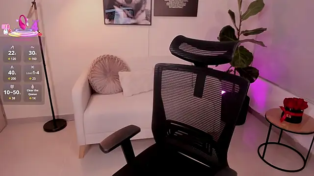 Snapshot of LairaScott chatting on November 10, 11:37 pm LairaScott online show from November 10, 11:37 pm