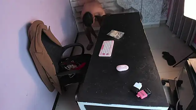 Snapshot of Nikki_and_Mayk chatting on February 21, 8:40 am Nikki and Mayk online show from February 21, 8:40 am