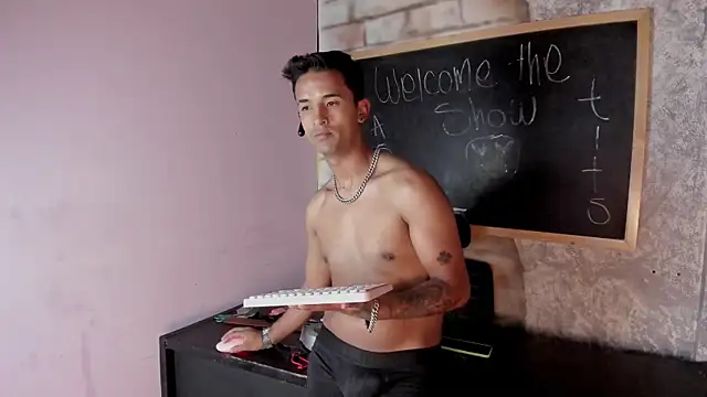 Snapshot of Nikki_and_Mayk chatting on March 4, 5:42 am Nikki and Mayk online show from March 4, 5:42 am