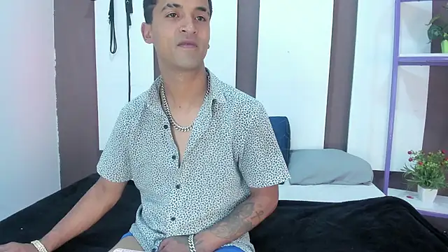 Snapshot of Nikki_and_Mayk chatting on February 5, 3:22 am Nikki and Mayk online show from February 5, 3:22 am