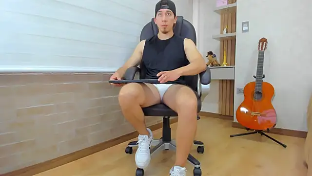 Snapshot of Tombarden chatting on November 29, 8:01 pm Tombarden online show from November 29, 8:01 pm