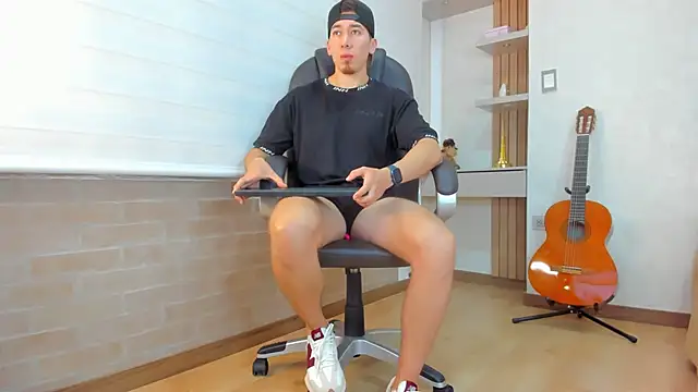 Snapshot of Tombarden chatting on December 17, 7:09 pm Tombarden online show from December 17, 7:09 pm