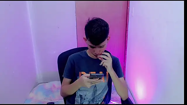 Snapshot of Alexxx_lov chatting on February 8, 12:28 pm Alexxx lov online show from February 8, 12:28 pm