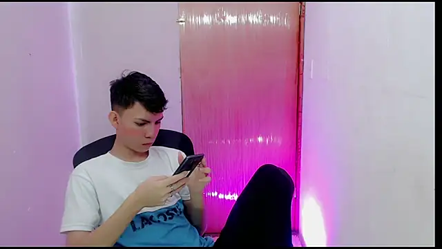 Snapshot of Alexxx_lov chatting on February 11, 12:27 pm Alexxx lov online show from February 11, 12:27 pm