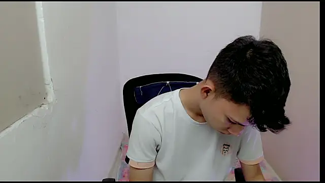 Snapshot of Alexxx_lov chatting on March 10, 12:26 pm Alexxx lov online show from March 10, 12:26 pm