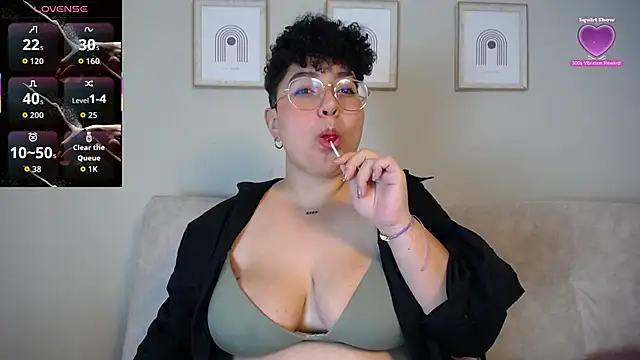 Snapshot of curly_cam_queen69 chatting on October 1, 3:34 am curly cam queen69 online show from October 1, 3:34 am