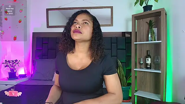 Snapshot of CamiilaReyes chatting on April 10, 3:17 pm CamiilaReyes online show from April 10, 3:17 pm