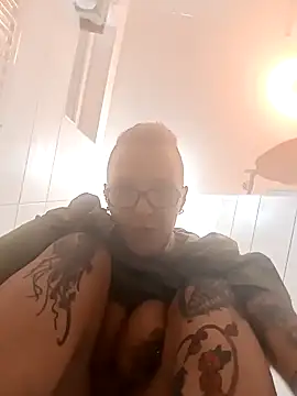 Snapshot of Astrid-Gilbert chatting on February 3, 12:04 am Astrid-Gilbert online show from February 3, 12:04 am