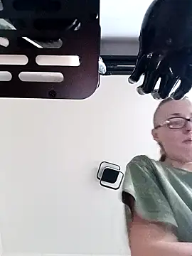 Snapshot of Astrid-Gilbert chatting on February 3, 3:17 pm Astrid-Gilbert online show from February 3, 3:17 pm