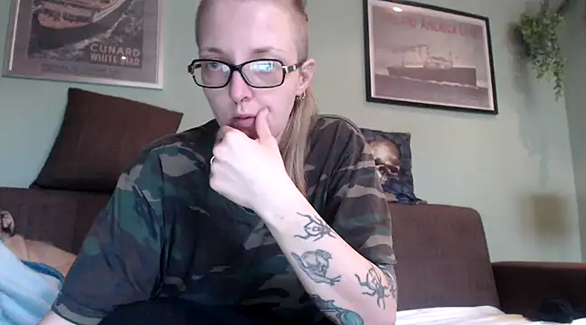 Snapshot of Astrid-Gilbert chatting on February 26, 8:59 am Astrid-Gilbert online show from February 26, 8:59 am