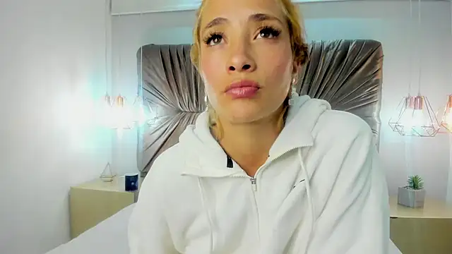 zoe taylorr1 online show from February 26, 8:15 am