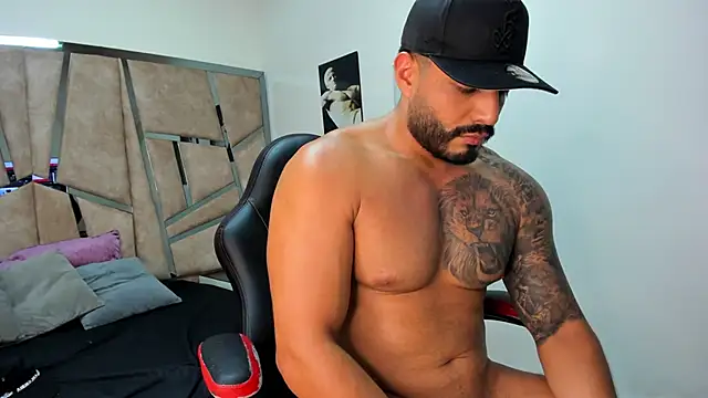 Snapshot of LeandroRusso chatting on February 4, 2:39 am LeandroRusso online show from February 4, 2:39 am