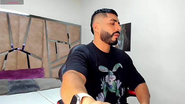 Snapshot of LeandroRusso chatting on February 18, 8:03 pm LeandroRusso online show from February 18, 8:03 pm