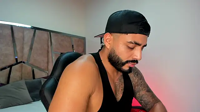 Snapshot of LeandroRusso chatting on February 23, 1:57 am LeandroRusso online show from February 23, 1:57 am