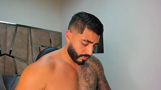 Snapshot of LeandroRusso chatting on February 25, 11:00 pm LeandroRusso online show from February 25, 11:00 pm