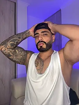 Snapshot of LeandroRusso chatting on October 9, 2:42 am LeandroRusso online show from October 9, 2:42 am