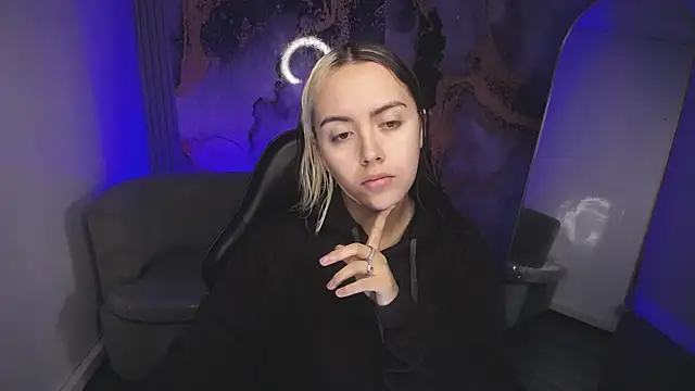 Hela v online show from November 8, 12:38 pm