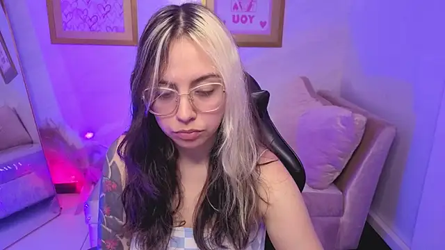 Hela v online show from December 3, 7:56 pm