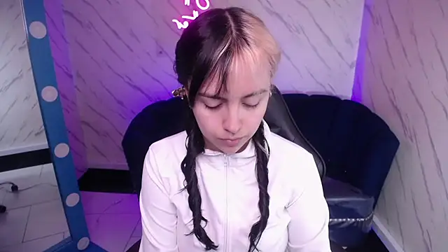 Hela v online show from February 7, 1:04 pm