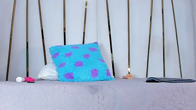 Snapshot of violet_gray_ chatting on February 2, 6:37 am violet gray online show from February 2, 6:37 am