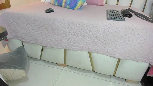 Snapshot of violet_gray_ chatting on February 8, 3:08 am violet gray online show from February 8, 3:08 am