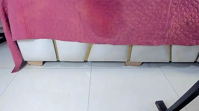 Snapshot of violet_gray_ chatting on March 7, 12:34 pm violet gray online show from March 7, 12:34 pm