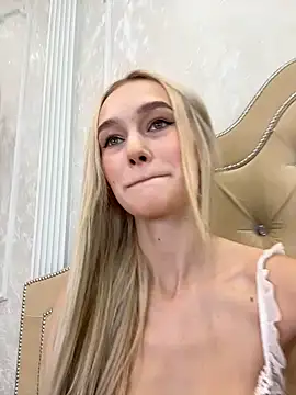 Snapshot of KristinaDane chatting on February 5, 3:02 am KristinaDane online show from February 5, 3:02 am
