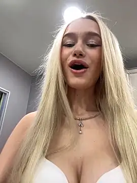 Snapshot of KristinaDane chatting on February 10, 3:35 am KristinaDane online show from February 10, 3:35 am
