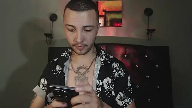 Snapshot of FemToMale chatting on January 28, 2:43 am FemToMale online show from January 28, 2:43 am