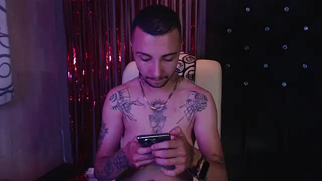 Snapshot of FemToMale chatting on February 14, 4:37 am FemToMale online show from February 14, 4:37 am