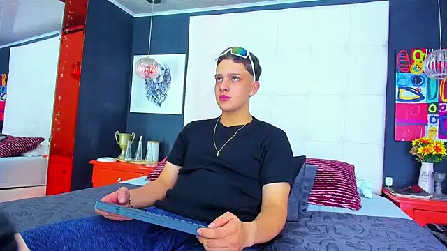 Snapshot of Thomas_May4rs chatting on March 13, 4:38 am Thomas May4rs online show from March 13, 4:38 am