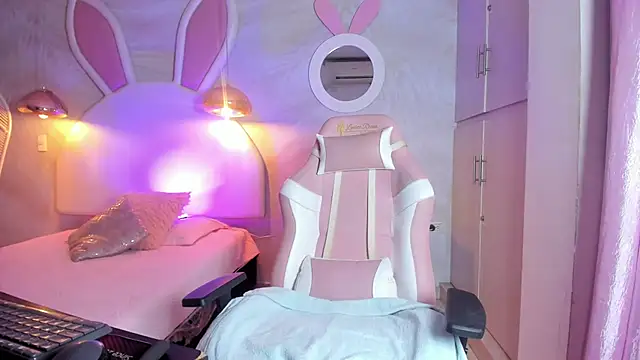 Snapshot of NAUGHTY_ALANA_ chatting on February 17, 1:42 pm NAUGHTY ALANA online show from February 17, 1:42 pm