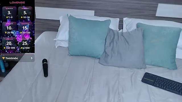 Liiamthompson online show from March 12, 9:43 pm