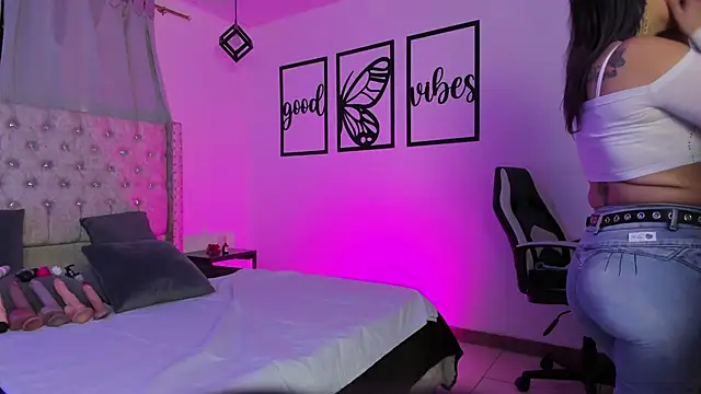 nicolee millerr online show from April 13, 12:21 pm