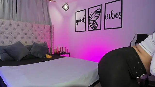 nicolee millerr online show from April 16, 12:28 pm