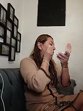 MirandaLatinaLovely online show from July 9, 4:33 pm