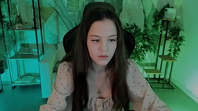 Snapshot of MilaStoyne chatting on February 14, 5:51 am MilaStoyne online show from February 14, 5:51 am