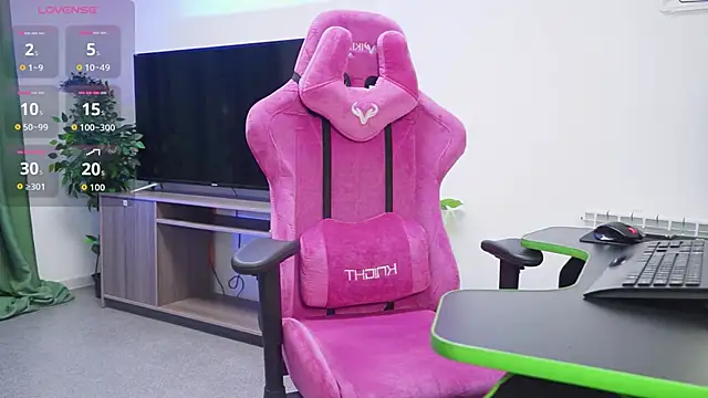 Snapshot of MilaStoyne chatting on September 11, 6:13 am MilaStoyne online show from September 11, 6:13 am