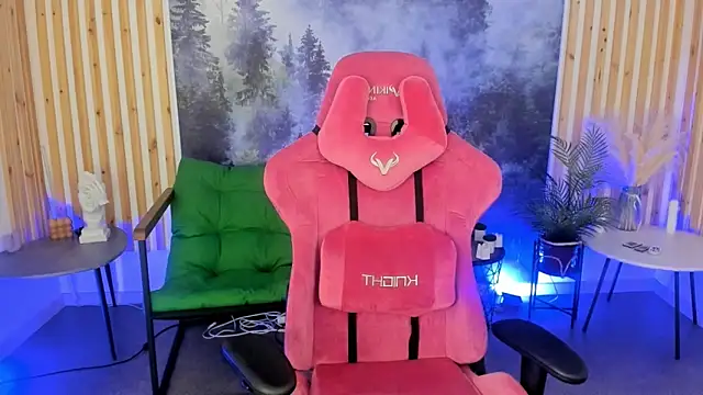 Snapshot of MilaStoyne chatting on December 3, 8:12 am MilaStoyne online show from December 3, 8:12 am