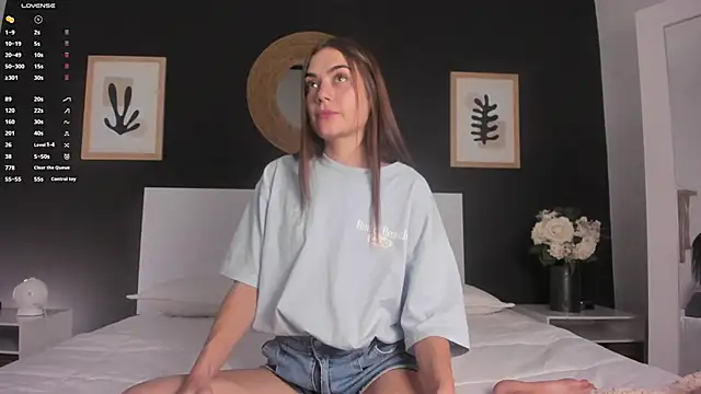 AlannaRussell  online show from October 29, 7:04 pm