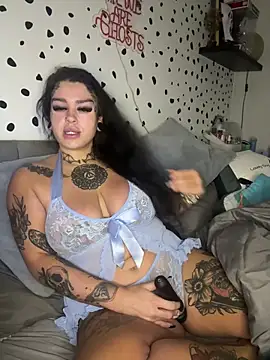 Snapshot of tempzzz12 chatting on February 6, 11:13 am tempzzz12 online show from February 6, 11:13 am