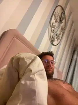 Snapshot of Jamesdeanmcqueen chatting on February 5, 11:17 pm Jamesdeanmcqueen online show from February 5, 11:17 pm