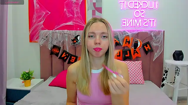 TessaAdorable online show from October 28, 1:31 am